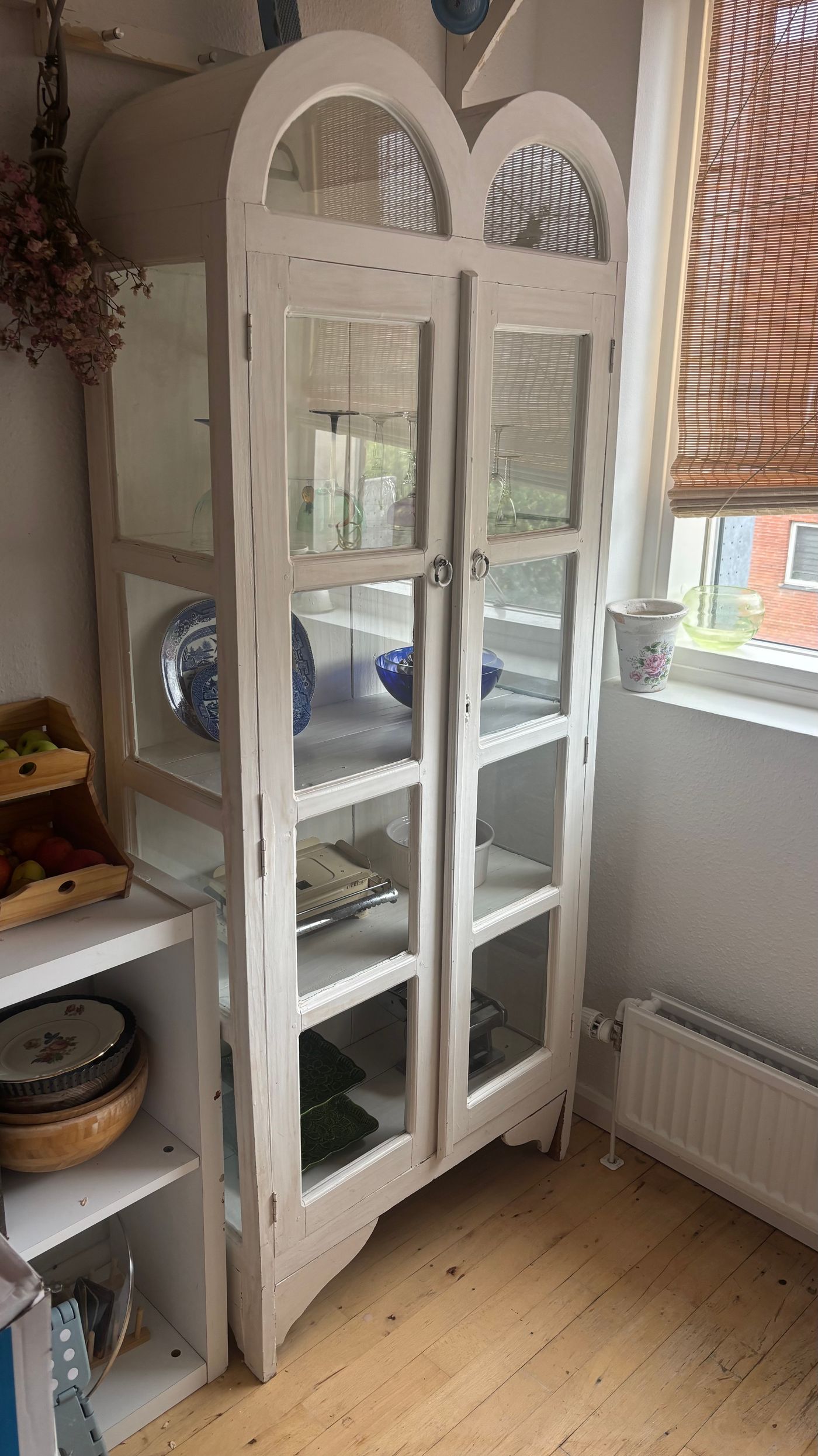 White Painted Arched Vitrine Cabinet with Glass Doors — view 3