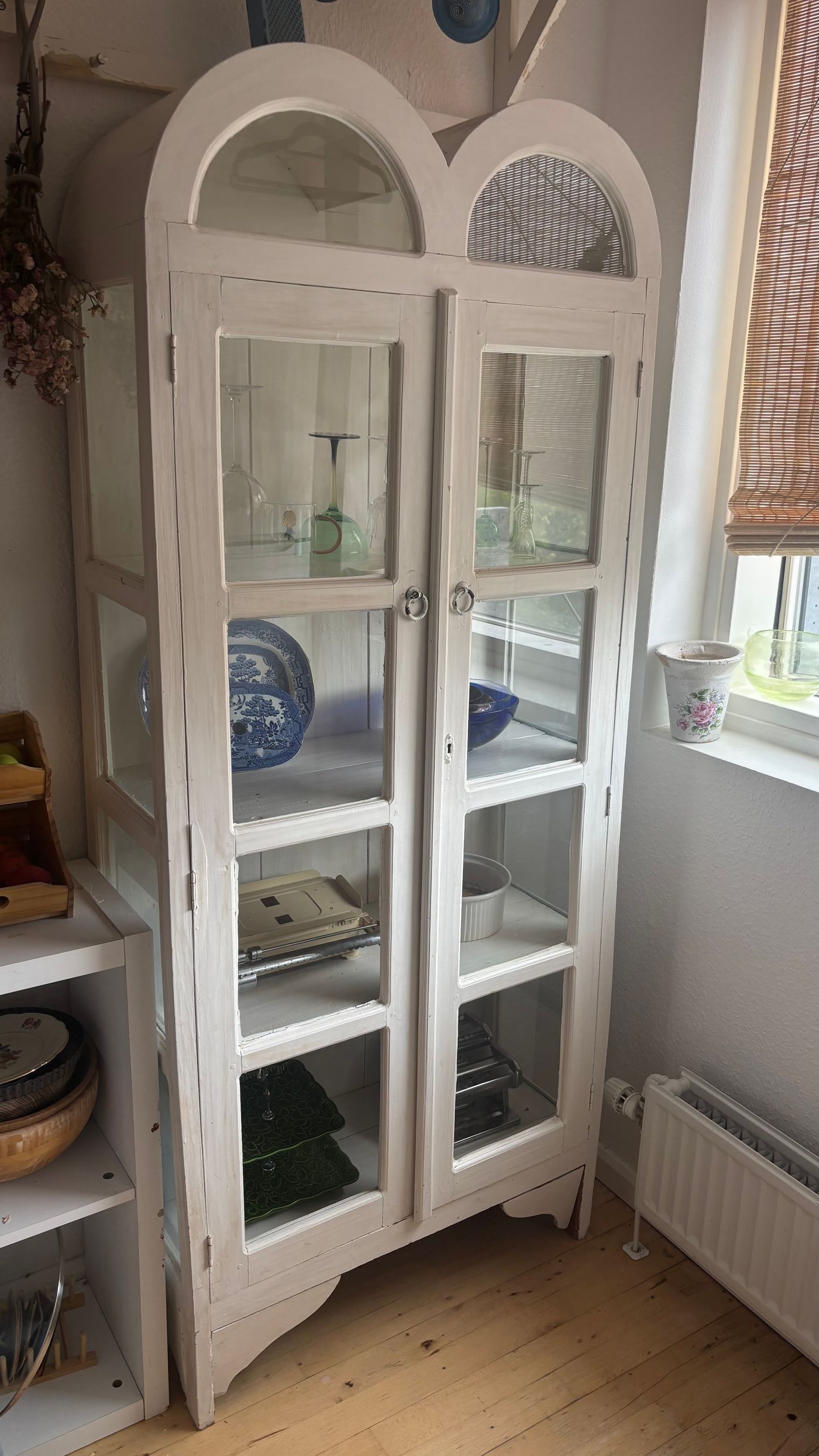 White Painted Arched Vitrine Cabinet with Glass Doors — view 4