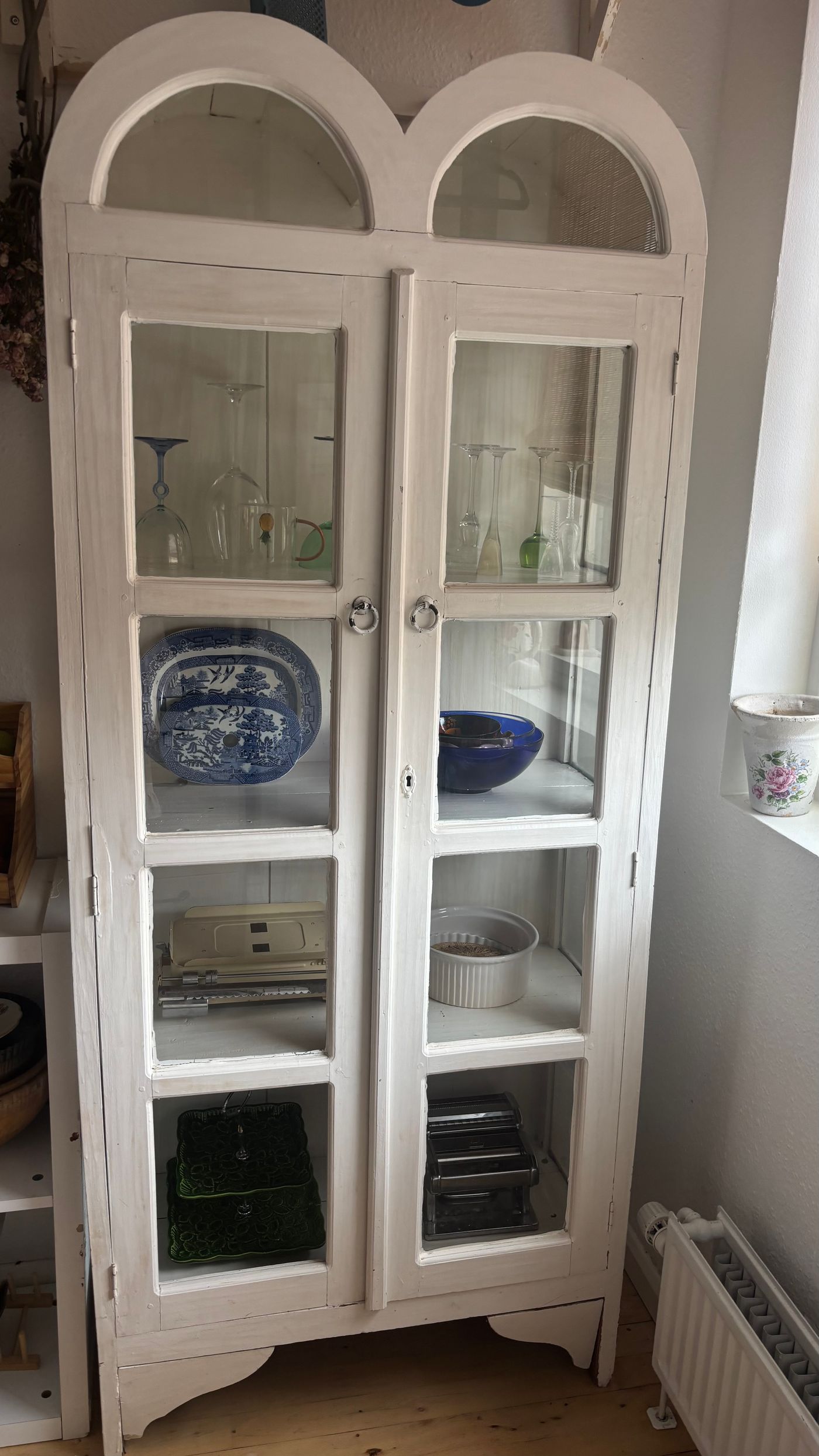 White Painted Arched Vitrine Cabinet with Glass Doors — view 5