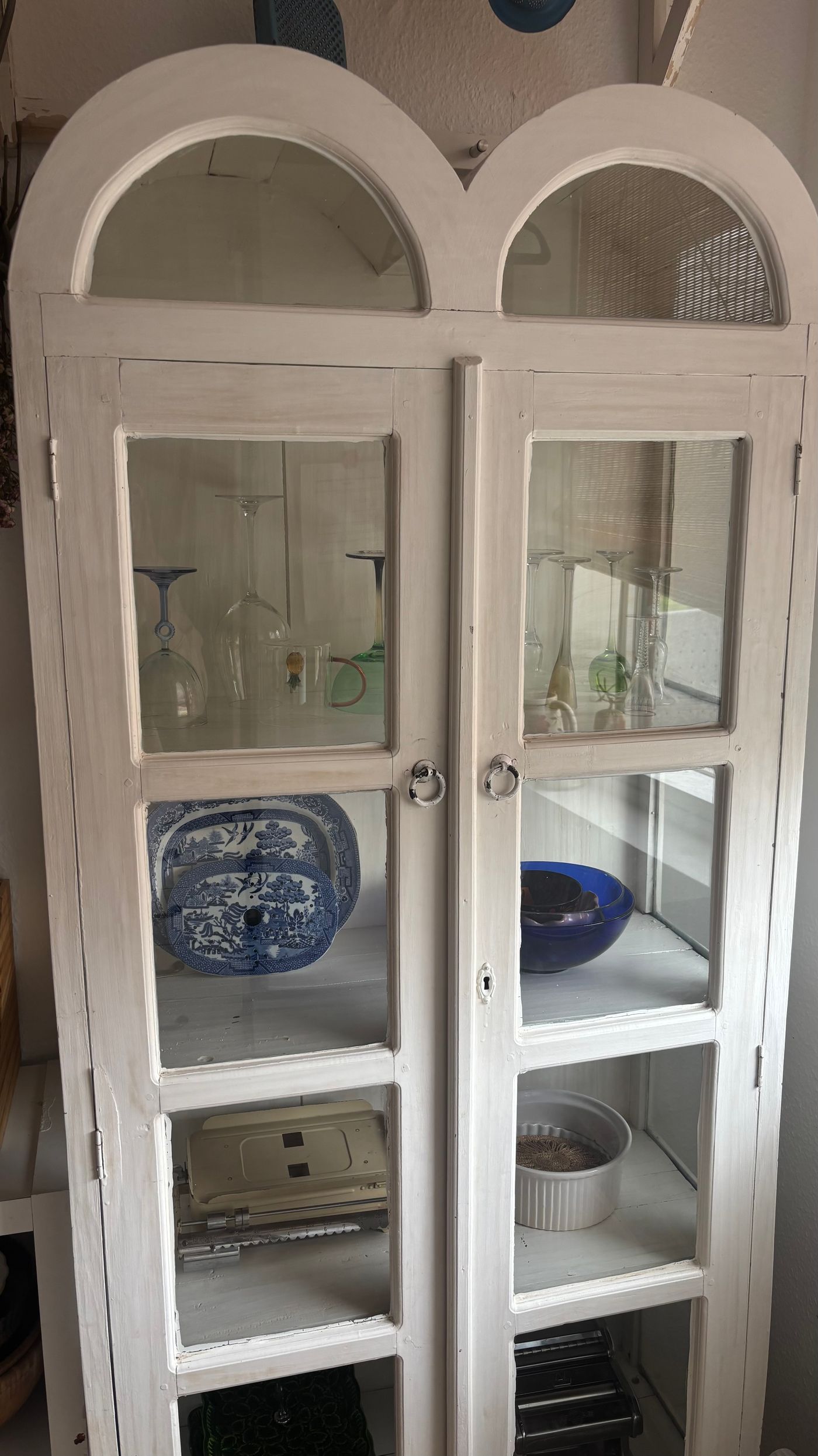 White Painted Arched Vitrine Cabinet with Glass Doors — view 7