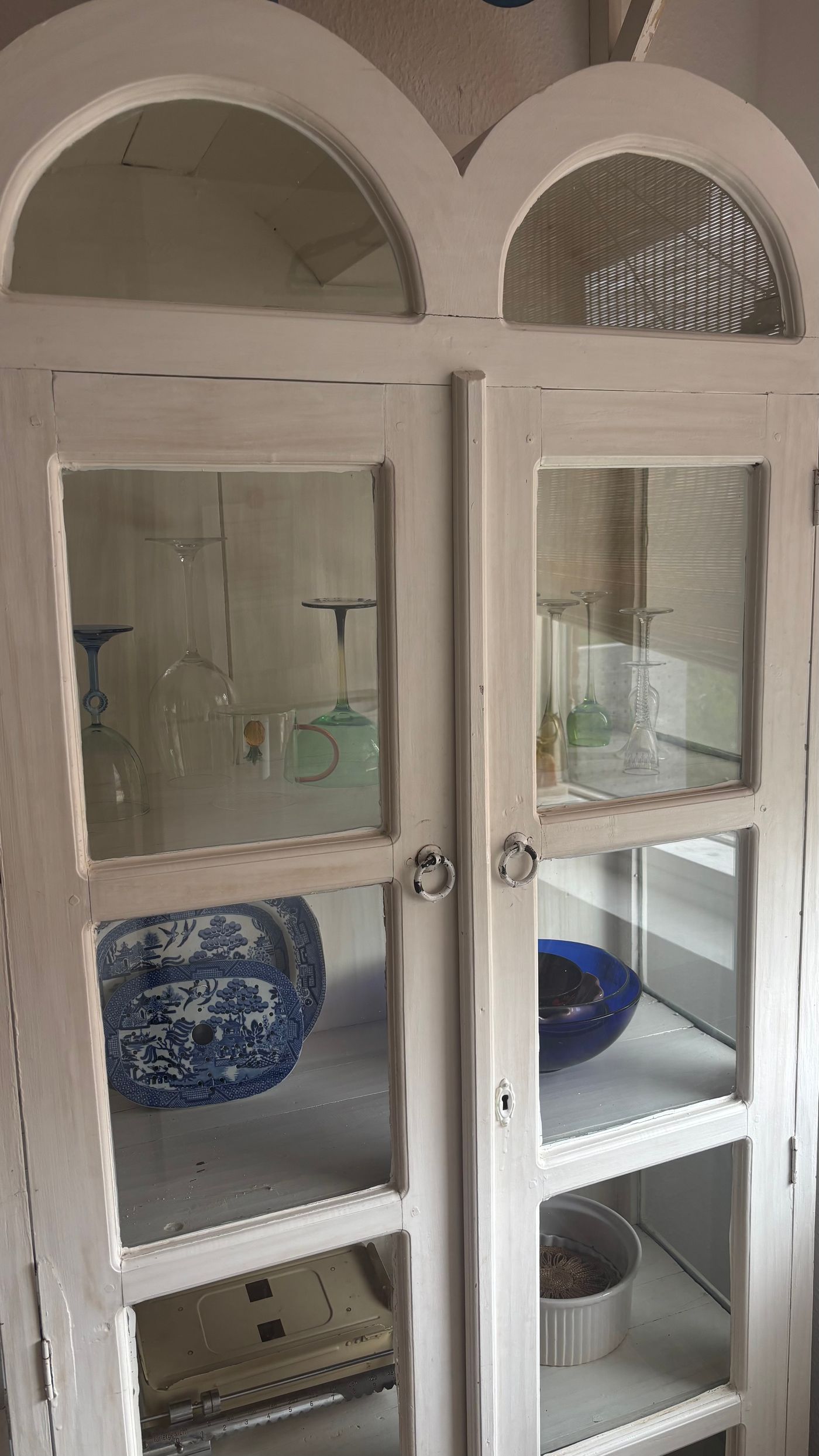 White Painted Arched Vitrine Cabinet with Glass Doors — view 8