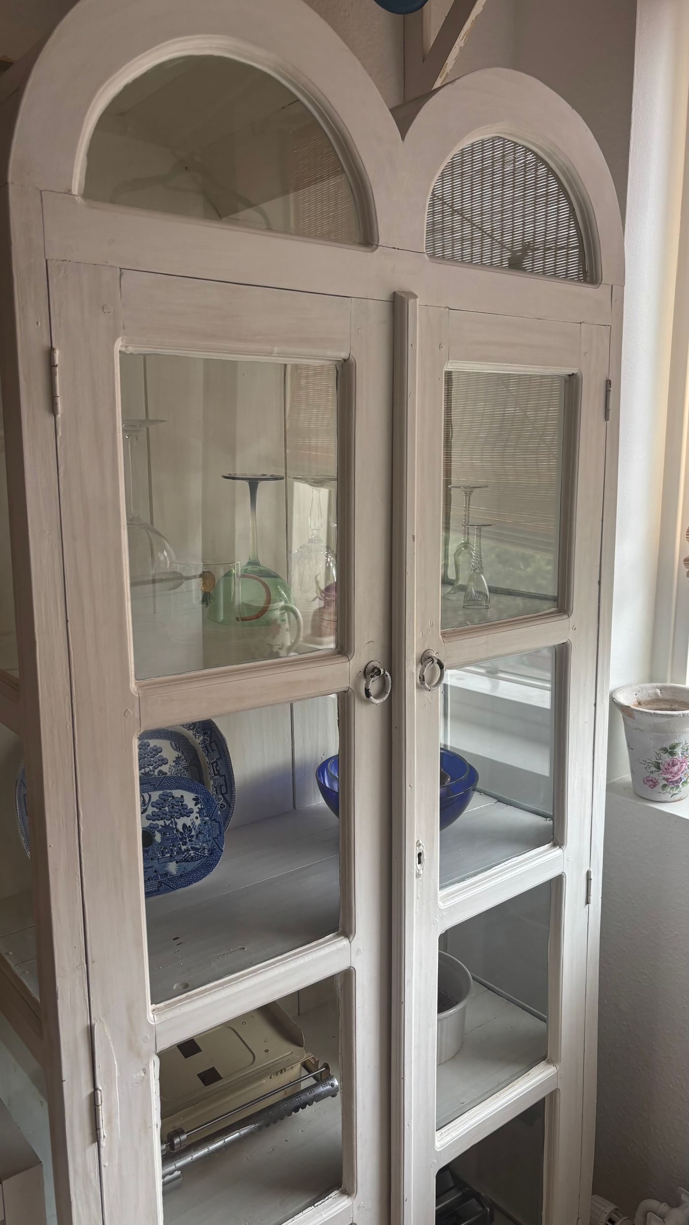 White Painted Arched Vitrine Cabinet with Glass Doors — view 9