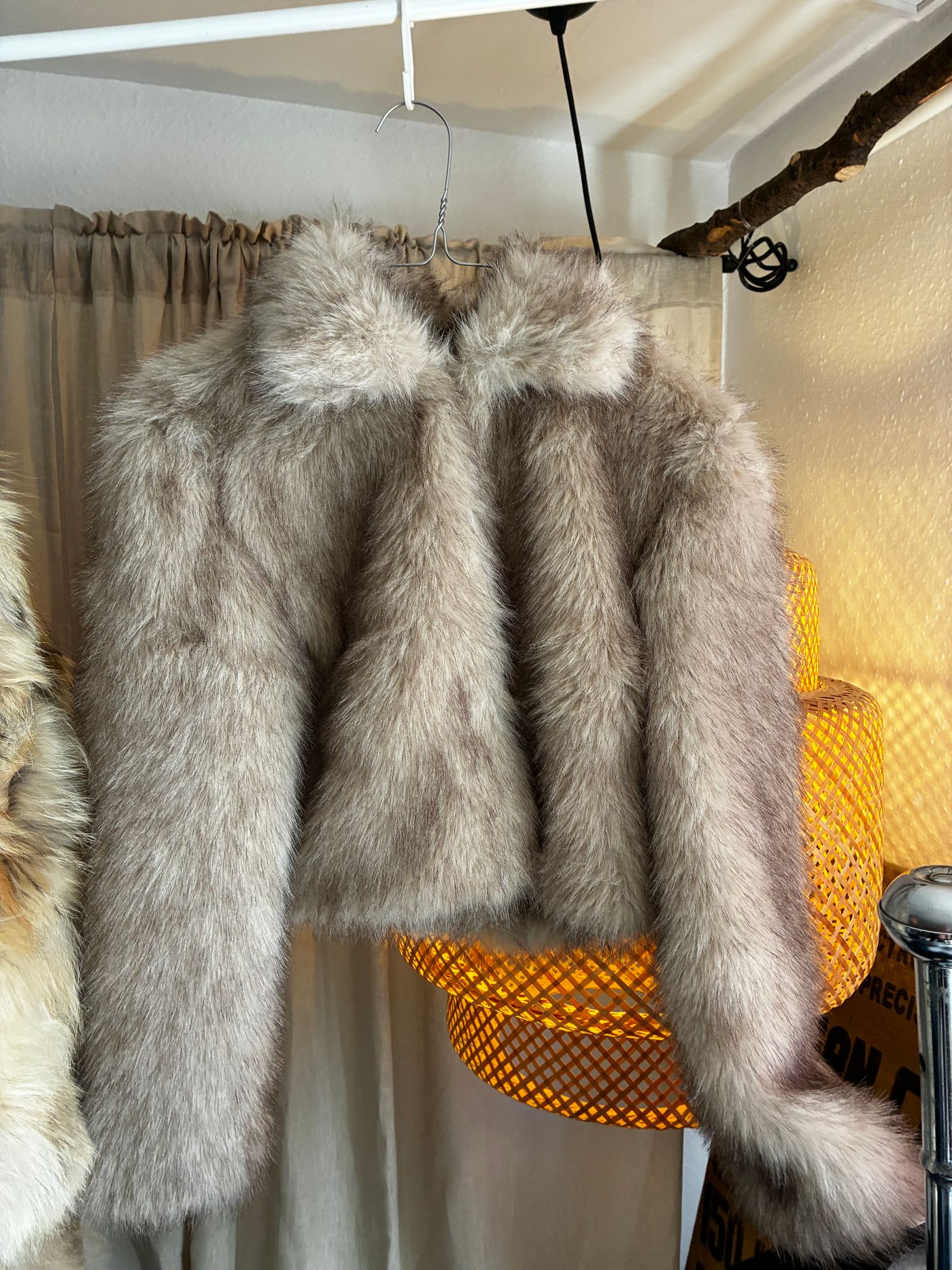 CROPPED FAUX FUR JACKET GREY AND BEIGE — view 3