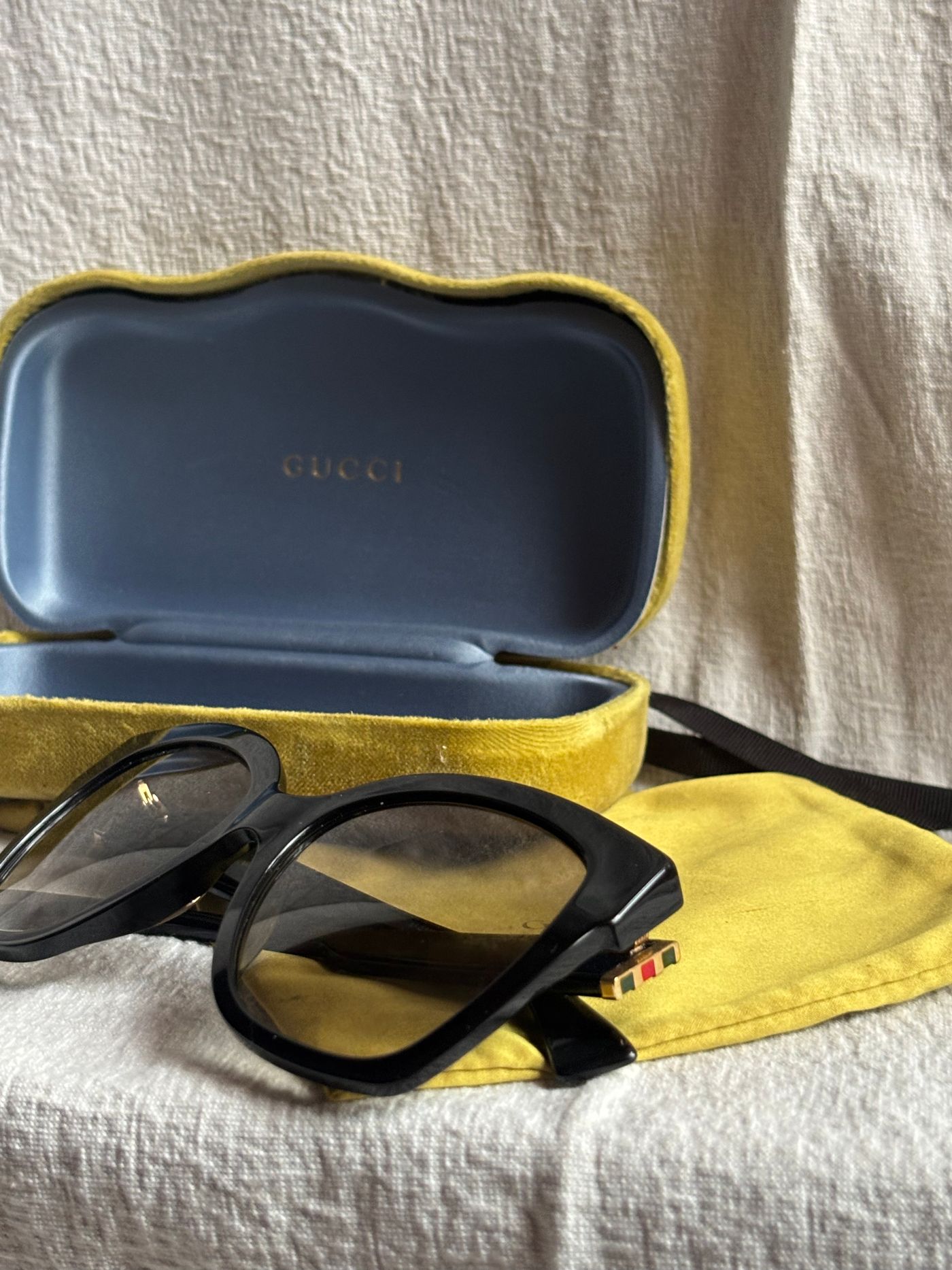 GUCCI Oversized Cat-Eye Sunglasses Black Acetate — view 4