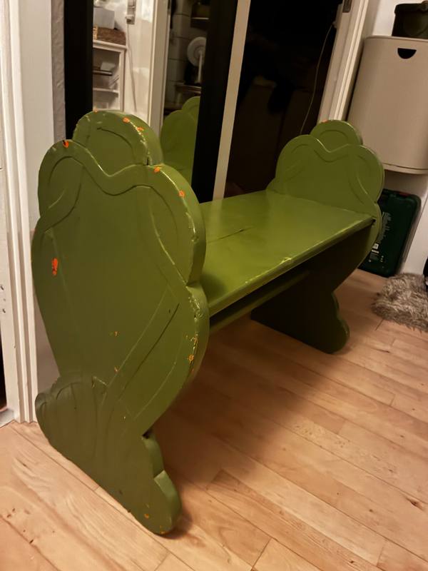 PAINTED WOODEN BENCH WITH SCALLOPED SIDE PANELS